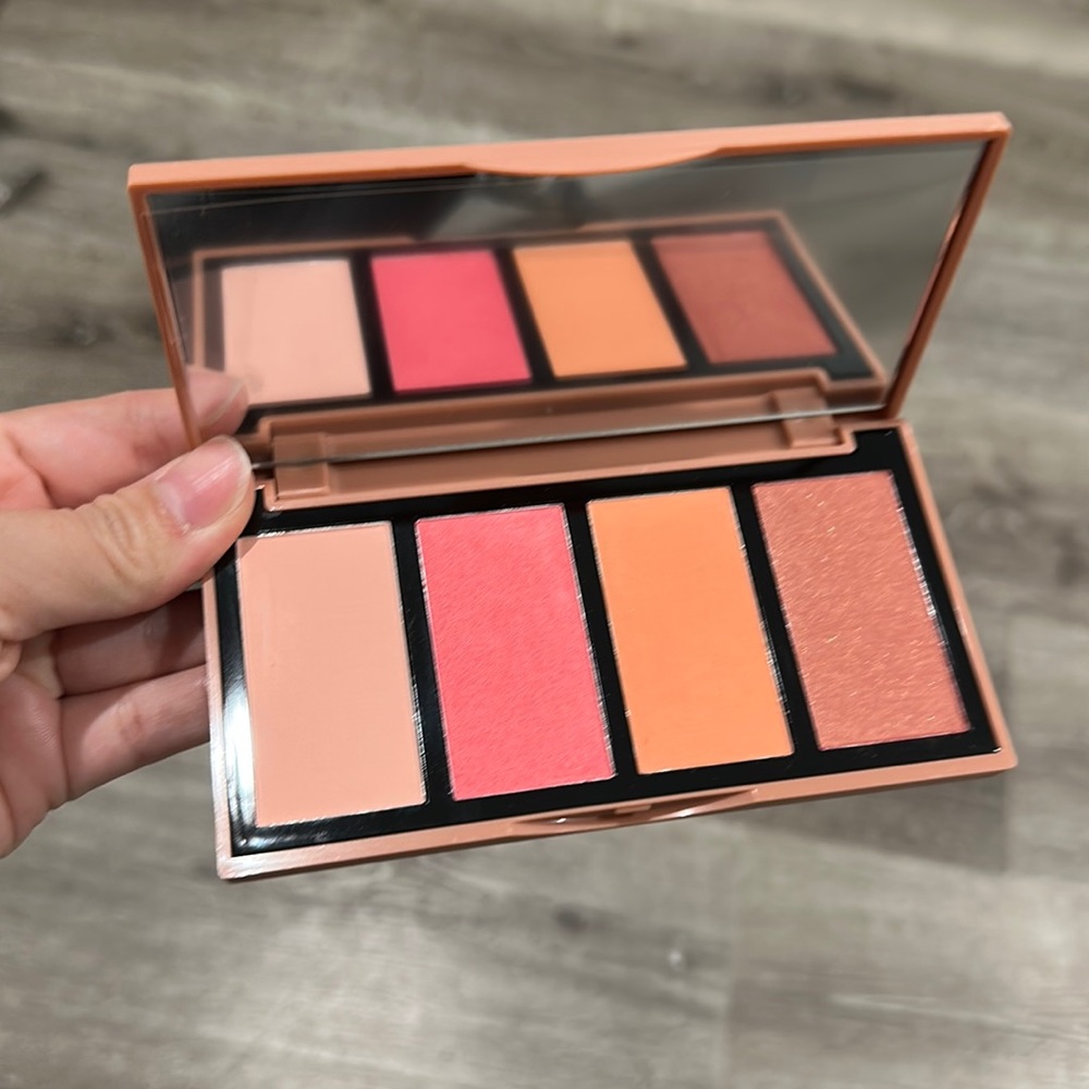 VIOLET VOSS
Whispering Rosé Blush Palette